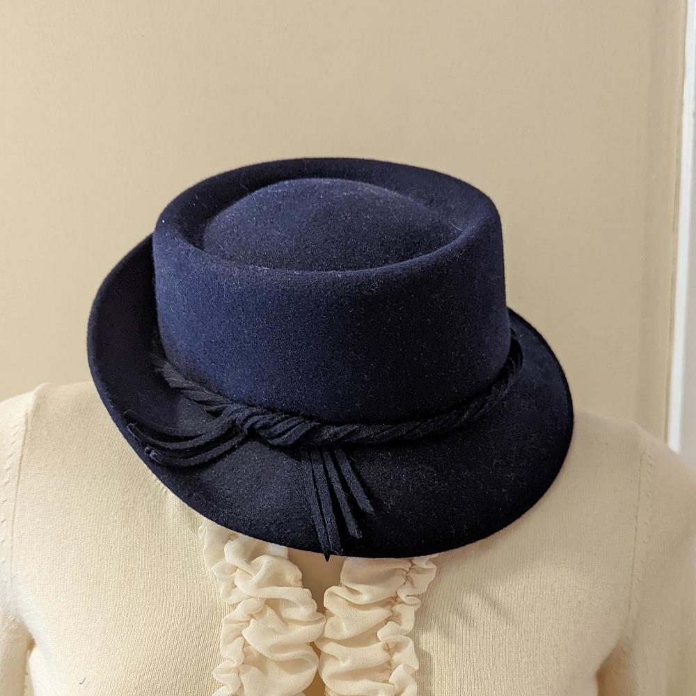 Vintage Belinni Originals wool navy blue hat with elastic chin strap.